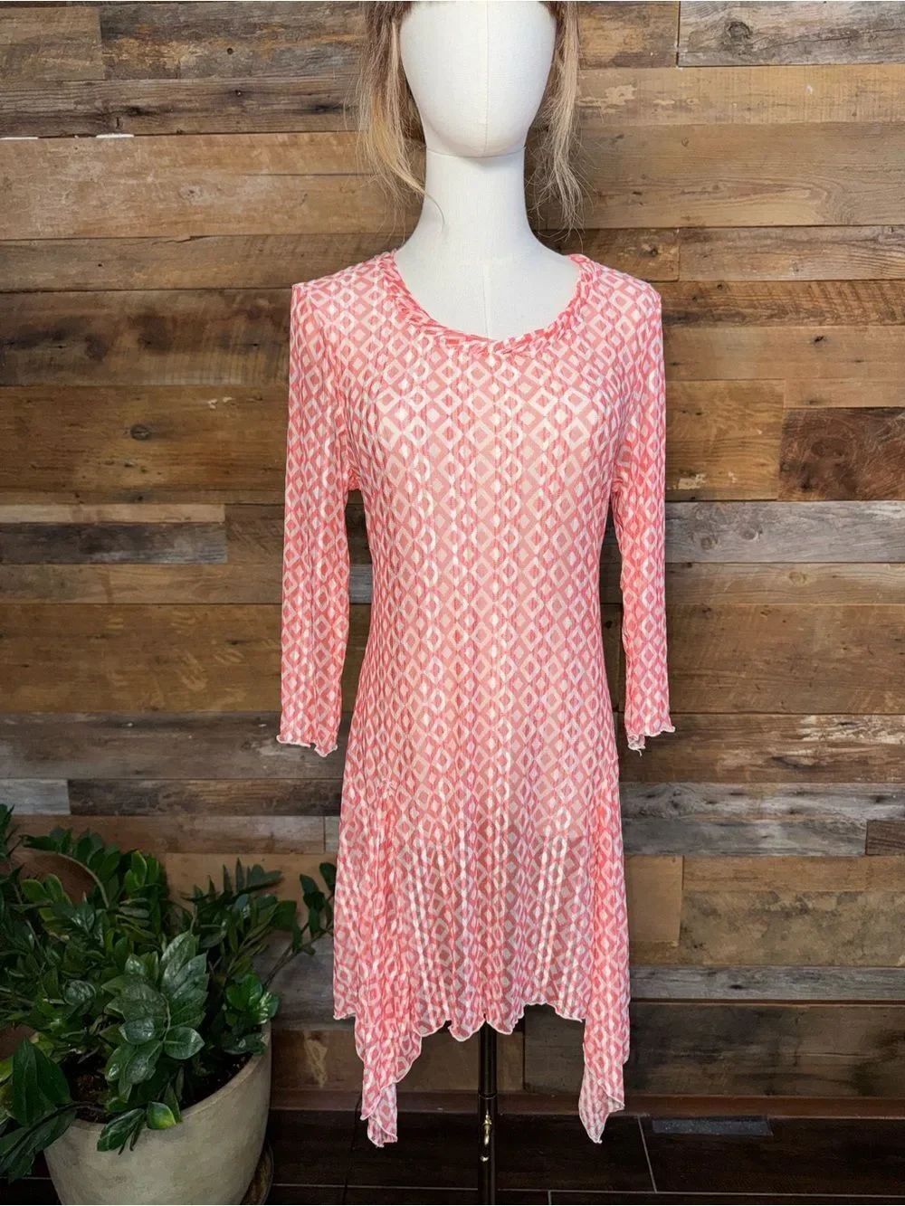 Kaktus Coral Pink Geometric Print Plisse Flare Hem Sharkbite Tunic Top Medium